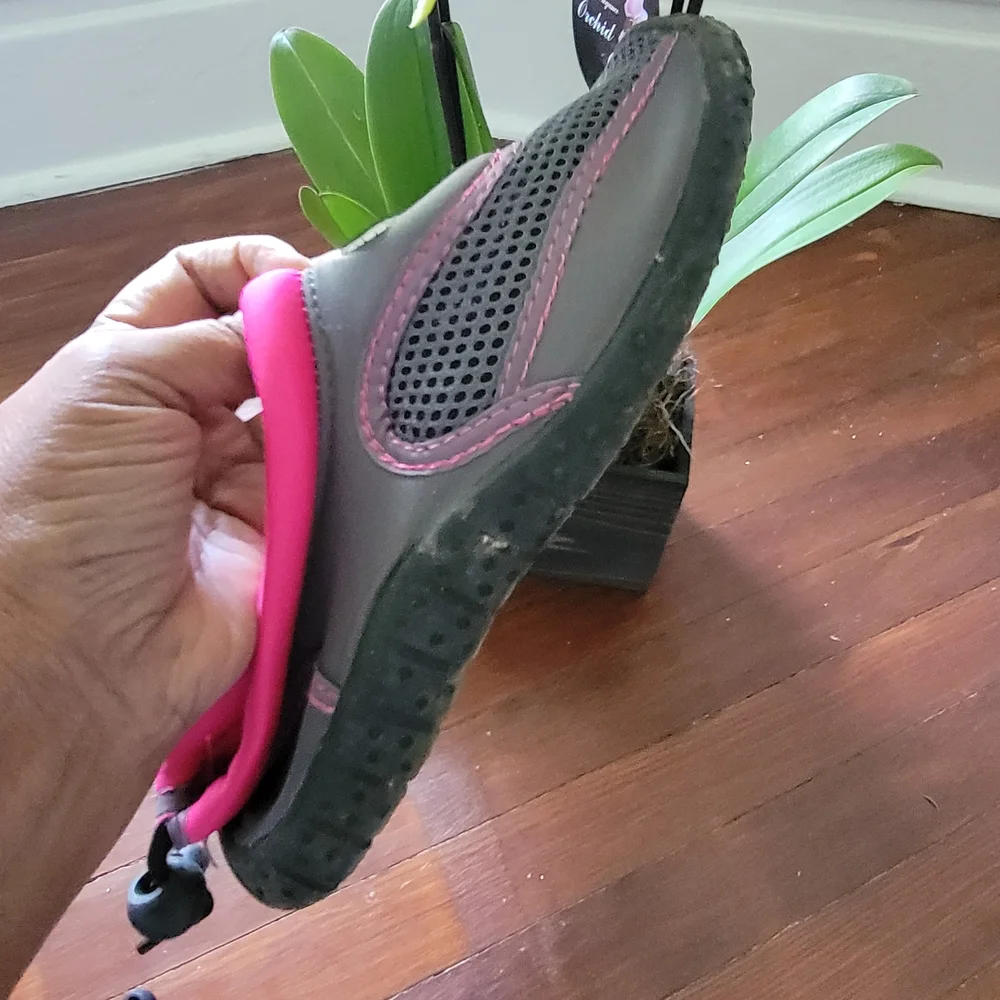 Kids gray and pink water shoe size M-L